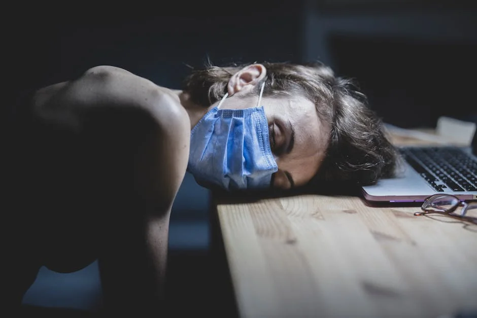 Mujer descansando y relajando la vista frente a una computadora para evitar fatiga ocular.